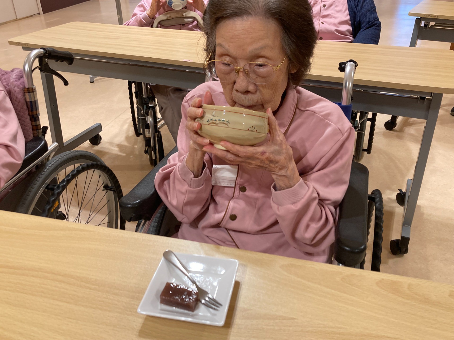 イルアカーサの秋のお茶会で、抹茶を楽しむご利用者様     Residents enjoying matcha at Iruacasa’s autumn tea gathering